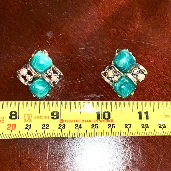 Malichite and Seed Pearl Clip-on Earrings 🚀CLOSET CLEAROUT DAY🚀 - Picture 7 of 9